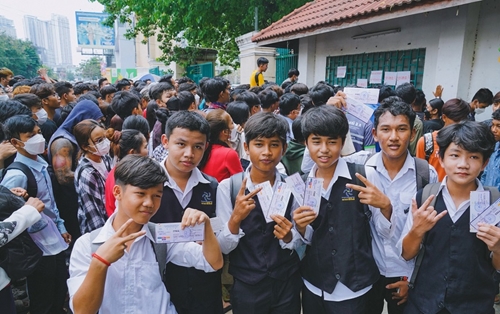 Biển người hâm mộ Campuchia xếp hàng nhận vé xem bóng đá SEA Games miễn phí